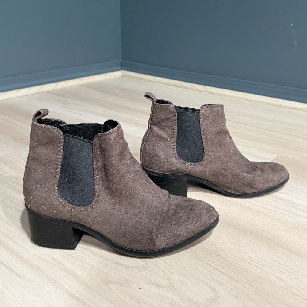 Women’s Suede Chelsea Ankle Boots In Taupe